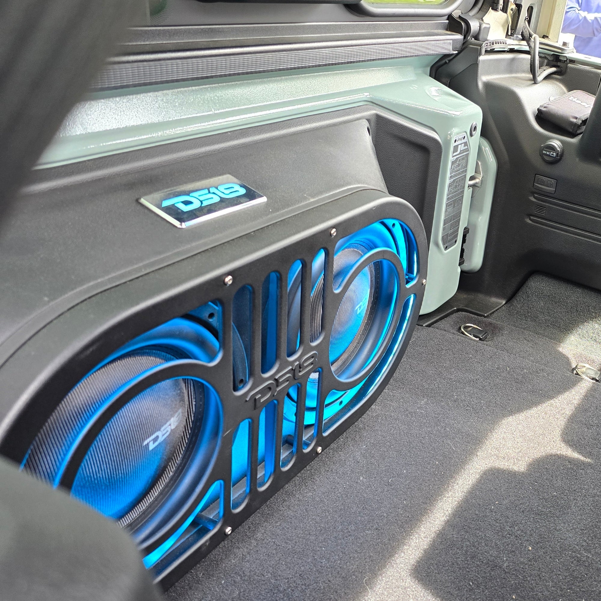 DS18 Jeep TJ,JK/JKU,JL/JLU Tailgate Subwoofer Enclosure for 2 X 10"
